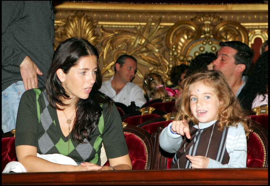 Cristiana Reali et sa fille Elisa assistent à la projection de "Barbie dans coeur de princesse, à Paris, le 18 octobre 2004