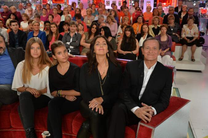 Francis Huster, Cristiana Reali et leurs filles Toscane et Elisa à Vivement Dimanche, le 24 septembre 2014