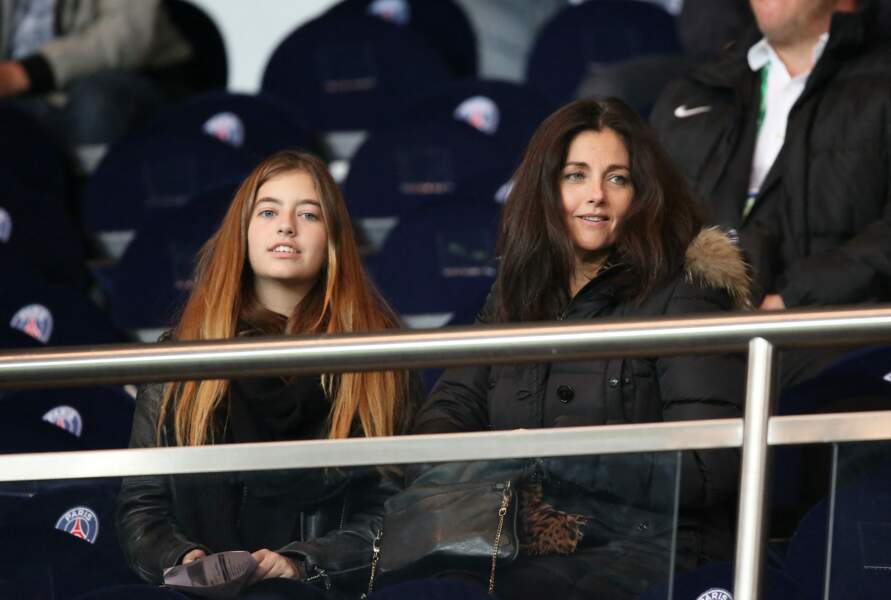 Cristiana Reali et sa fille Elisa assistent au match de football entre le PSG et Marseille au parc des Princes à Paris le 9 novembre 2014