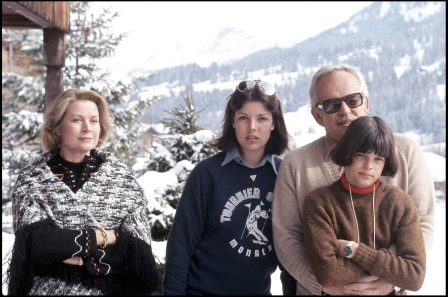 Grace de Monaco, ses filles Caroline et Stéphanie, et le prince Rainier à Gstaad, en février 1977