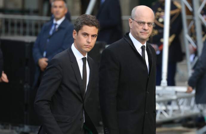 Gabriel Attal et Jean-Michel Blanquer arrivent ensemble à l'église de Saint-Sulpice pour les obsèques de Jacques Chirac, à Paris, le 30 septembre 2019.