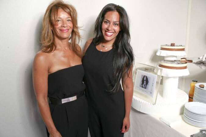 Amel Bent fête son 29ème anniversaire avec sa mère au salon du timbre de Paris au Parc Floral de Vincennes, le 21 juin 2014. 