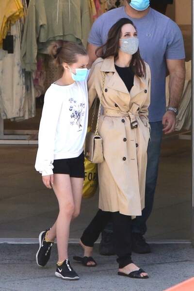 En pleine bataille avec son ex Brad Pitt pour la garde des enfants, Angelina Jolie apparaît avec sa fille Vivienne à Hollywood le 29 mars 2021