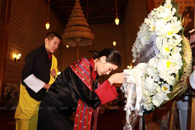 Le roi Jigme Khesar Namgyel Wangchuck et la reine Jetsun Pema du Bhoutan ont présenté leurs respects au roi de Thaïlande décédé, Bhumibol Adulyadej, lors d'une cérémonie d'hommage au Grand Palais à Bangkok. Le 15 octobre 2016
