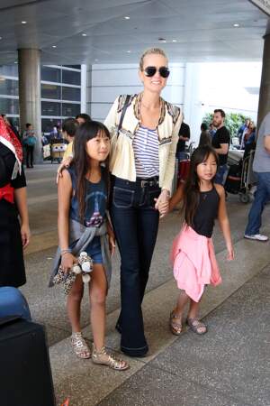 Laeticia Hallyday est accueillie par ses filles Jade et Joy à son arrivée à l'aéroport de Los Angeles le 15 mai 2016