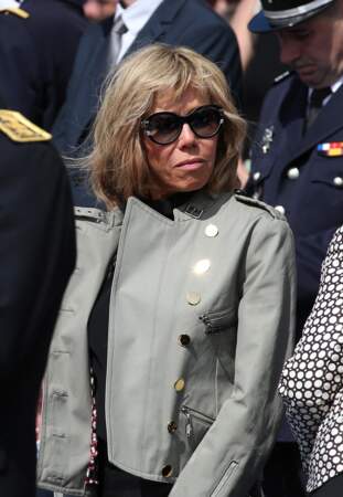 Brigitte Macron et l'une de ses vestes favorites : le blazer à boutons dorés, le 8 mai 2016.