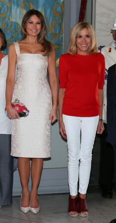 Brigitte Macron en slim blanc et pull rouge, deux de ses couleurs favorites aux côtés de Melania Trump, en Sicile en mai 2017.