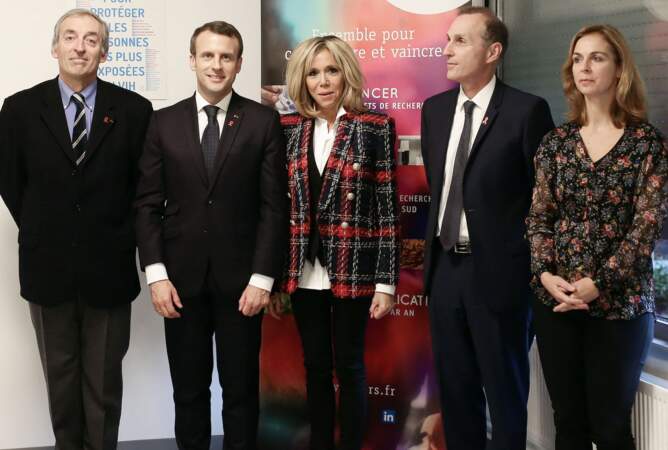 Brigitte Macron opte pour le blazer écossais signé Balmain le 1er décembre 2017.