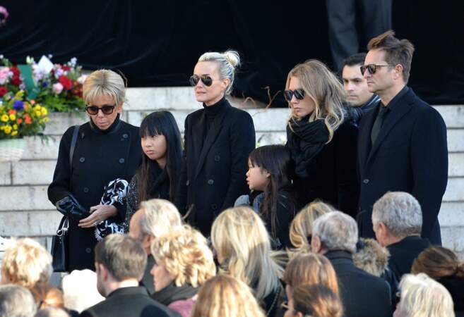 Brigitte Macron, Laeticia Hallyday et ses filles Joy et Jade, Laura Smet, David Hallyday en l'église de La Madeleine pour les obsèques de Johnny Hallyday, le 8 decembre 2017.