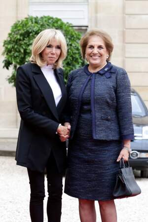 Brigitte Macron surprend avec un top au col à volants, le 25 septembre 2017 (ici ave cNadia Al Chami, la femme de Michel Aoun).