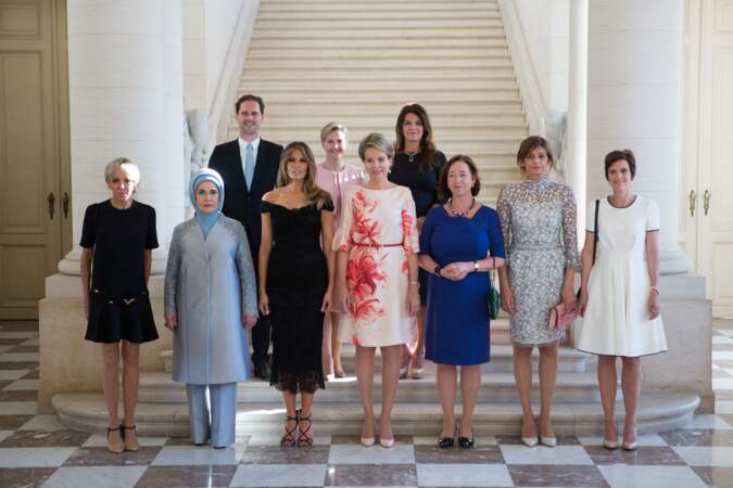 Brigitte Macron en robe noire courte Louis Vuitton aux côtés des femmes de chef d'Etat le 25 mai 2017.