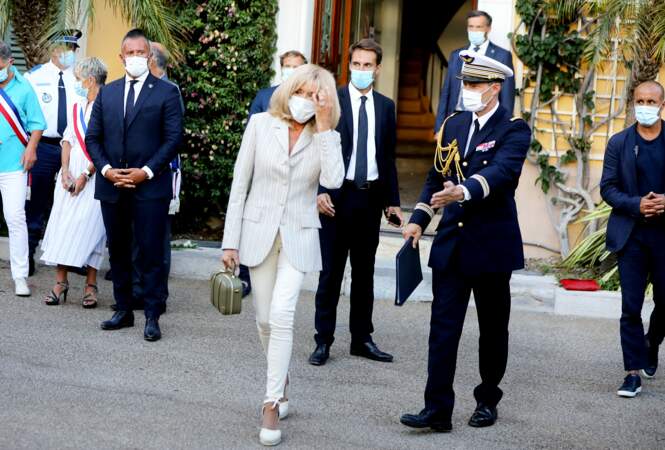 Brigitte Macron masquée et stylée en tailleur rayée le 17 août 2020.