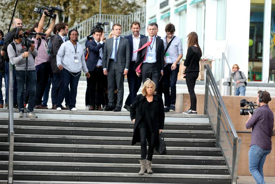 Brigitte Macron très lookée en slim et "desert boots" le 4 octobre 2016.