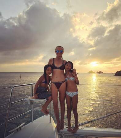 Laeticia et ses filles Jade et Joy prennent la pose à la plage.
