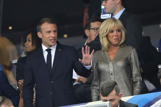 Brigitte Macron en chemisier en lurex lors de la Ligue des nations le 9 septembre 2018. 