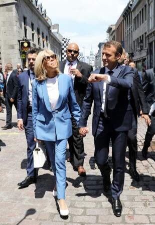 Brigitte Macron en tailleur pantalon pervenche le 7 juin 2018 au Québec.