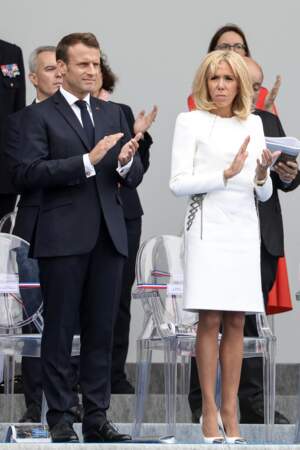 Brigitte Macron, opte pour une robe droite Louis Vuitton le 14 juillet 2019.
