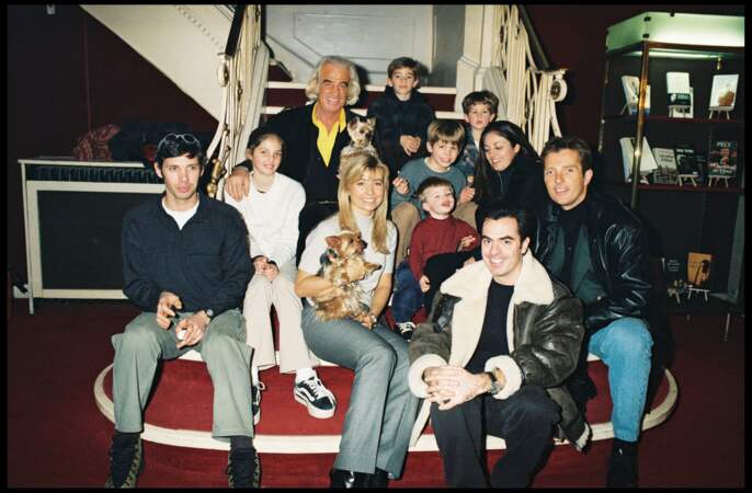 Jean-Paul Belmondo et sa famille à Paris le 22 décembre 1998