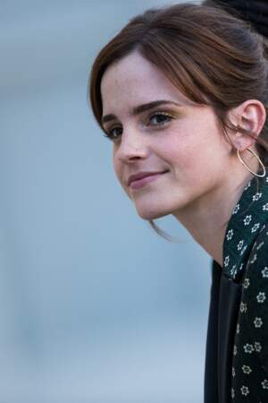 Emma Watson possède des sourcils épais dont la ligne, fine, se termine dans les longueurs de sa frange.
