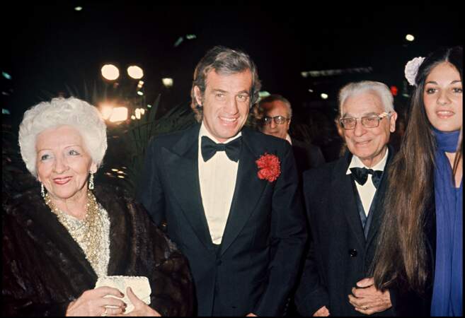 Jean-Paul Belmondo, ses parents et sa fille Florence lors d'une soirée au Lido en 1978