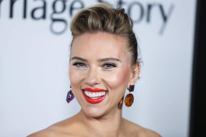 Grâce à ses sourcils épais, Scarlett Johansson met parfaitement en valeur ses yeux.