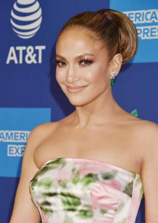 Jennifer Lopez brille de millee feux et grâce à ses sourcils, étire son regard.
