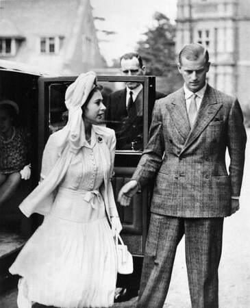Jeunes mariés, le prince Philip et la reine Elisabeth arrivent à Wokingham en 1947