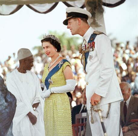 Le prince Philip en costume d'officier auprès de la reine Elisabeth en Sierra Leone en 1961