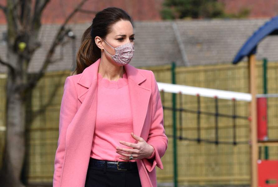 Kate Catherine Middleton adoopte le rose bonbon tendance de 2021 en mixant manteau long et pull léger.