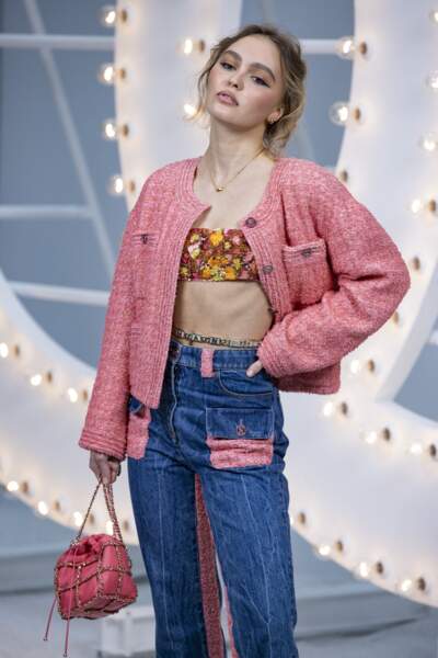 Lily-Rose Depp en veste en tweed Chanel, du plus beau rose pour l'été  2021.