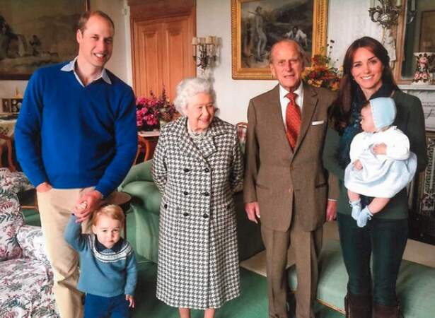 Le prince George et la princesse Charlotte, avec leurs parents William et Kate Middleton et leurs arrière-grands-parents Elizabeth II et le prince Philip. Troisième photo-souvenir révélé par les Cambridge, après la mort du duc d'Edimbourg, le 9 avril 2021.