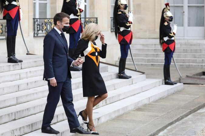Brigitte et Emmanuel Macron sur les marches du palais de l'Élysée