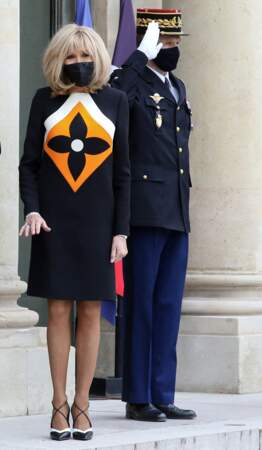 Brigitte Macron devant l'entrée du palais présidentiel ce vendredi 16 avril 