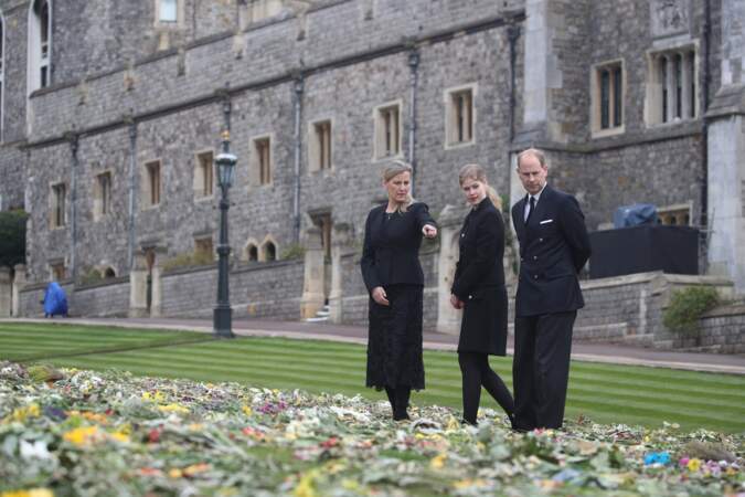 Le prince Edward, Sophie de Wessex et leur fille Lady Louise près de la chapelle Saint-Georges de Windsor à la veille des funérailles du prince Philip, le 16 avril 2021