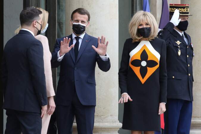 Emmanuel et Brigitte Macron devant l'entrée du palais de l'Élysée ce vendredi 16 avril avant un déjeuner avec le président Volodymyr Zelensky et la Première Dame, Olena Volodymyrivna Zelenska