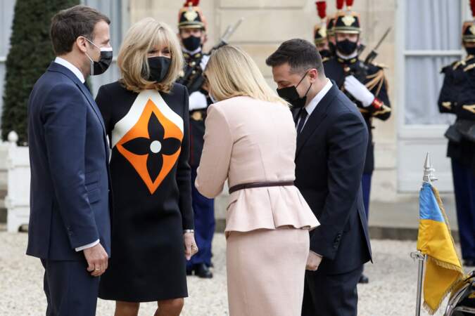 Emmanuel Macron, Brigitte Macron,  le président ukrainien, Volodymyr Zelensky et sa femme la Première Dame, Olena Volodymyrivna Zelenska à l'entrée de l'Élysée