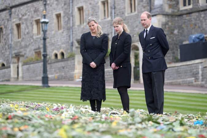 A la veille des obsèques du prince Philip, le prince Edward, Sophie de Wessex et leur fille Lady Louise sont venus découvrir les hommages déposés près de la chapelle Saint-Georges de Windsor. 
