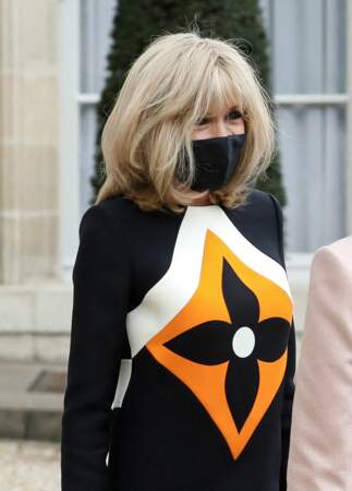 Brigitte Macron opte pour un contraste de couleurs ce vendredi 16 avril 