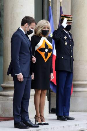 Brigitte et Emmanuel Macron à l'entrée de l'Élysée