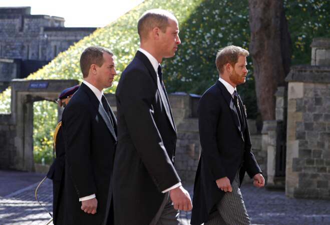 Le prince William, Peter Phillips et le prince Harry marchent derrière le cercueil du prince Philip