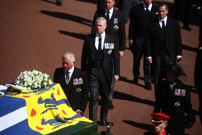 Le prince Charles, le prince Andrew, le prince William, la princesse Anne et Peter Phillips marchent derrière le cercueil du duc d'Édimbourg
