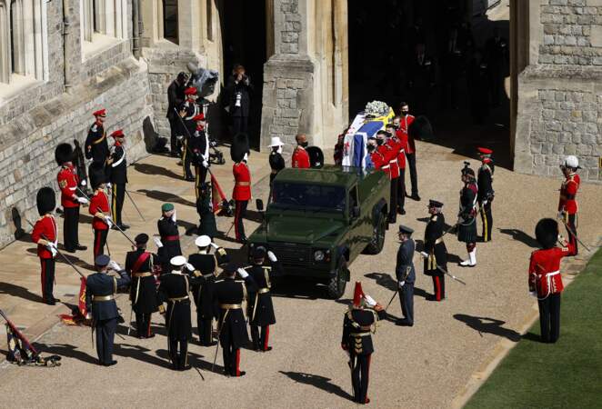 Le cercueil du prince Philip est placé dans sa Land Rover, conçue avec l'aide de l'armée britannique