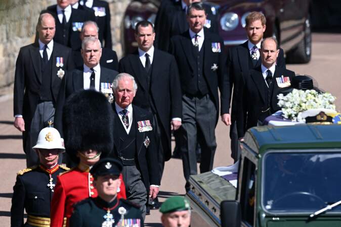 Charles, Andrew, William, Peter Phillips, le prince Harry et Edward de Wessex derrière le cercueil du prince Philip