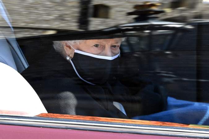 Sa Majesté Elizabeth II arrive dans sa Bentley de fonction au château de Windsor 