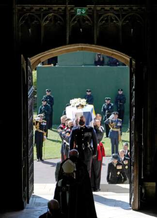 Le cercueil du prince Philip arrive en la chapelle du château de Windsor
