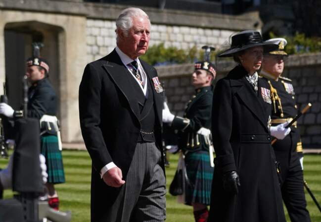 Lde prince Charles et la princesse Anne marchent derrière le cercueil de leur père