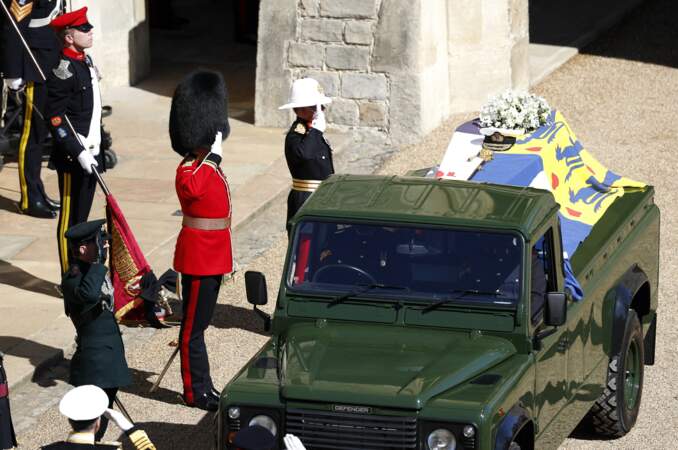 Le cercueil du prince Philip a été placé dans son corbillard, une Land Rover conçue avec l'aide de l'armée britannique