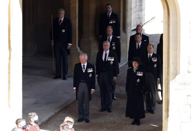 Le prince Charles, le prince Andrew, le prince William, Peter Phillips, la princesse Anne et Edward de Wessex derrière le cercueil du prince Philip, se dirigeant vers la chapelle Saint George du château de Windsor, ce samedi 17 avril 2021