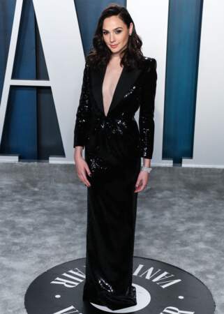 Gal Gadot en robe décolletée plongeant à la soirée "Vanity Fair Oscar Party" après la 92ème cérémonie des Oscars 2020 