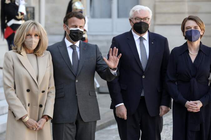 Emmanuel Macron et son épouse Brigitte Macron aux côtés de leurs invités le président de la République fédérale d'Allemagne, et sa femme, au palais de l'Elysée à Paris, le 26 avril 2021